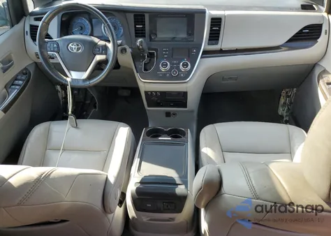 2015 Toyota Sienna Xle z USA, uszkodzony, nr VIN 5TDYK3DC1FS654885